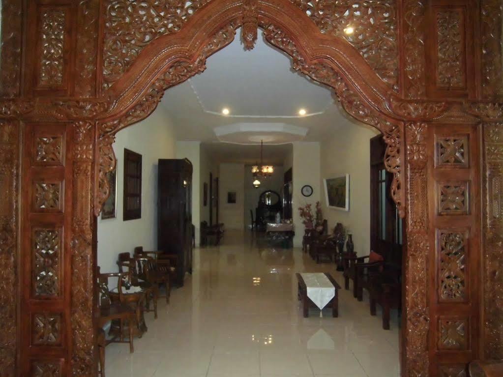 Griya Putri Dewi Guesthouse Yogyakarta Exterior foto